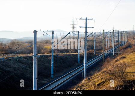 Vue sur les rails en Géorgie, la route et la gare, les lignes et l'horizon Banque D'Images