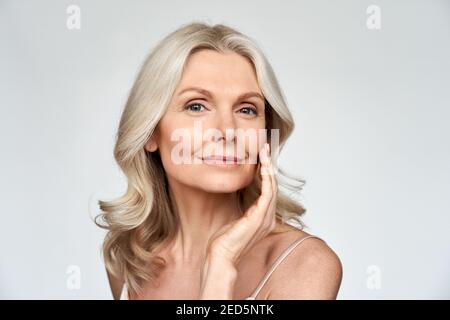 Belle magnifique femme d'âge mûr regardant la caméra isolée sur blanc. Banque D'Images
