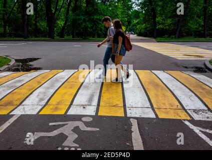 30 mai 2019, Moscou, Russie. Un jeune couple à une traversée piétonne dans le parc Sokolniki à Moscou. Banque D'Images