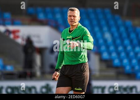 Aalborg, Danemark. 14 février 2021. L'arbitre Michael Tykgaard vu en action pendant le match 3F Superliga entre Aalborg Boldklub et Randers FC au parc Aalborg Portland à Aalborg. (Crédit photo : Gonzales photo/Alamy Live News Banque D'Images