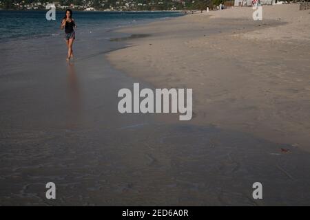 femme courir pieds nus le long de la grande plage d'anse grenade îles venteuses antilles Banque D'Images