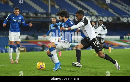 Andre Gomes d'Everton (à gauche) et Ademola Lookman de Fulham se battent pour le ballon lors du match de la Premier League à Goodison Park, Liverpool. Date de la photo: Dimanche 14 février 2021. Banque D'Images