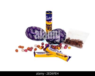 Œufs de Pâques au chocolat Cadbury et barres lactées laitières Banque D'Images