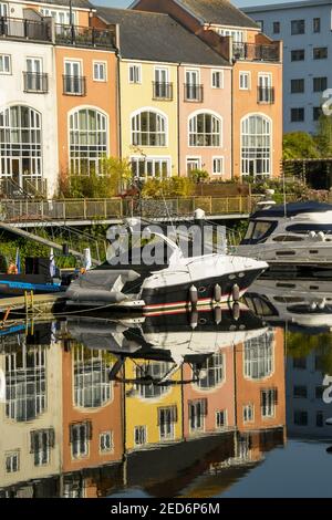 PENARTH MARINA, CARDIFF, PAYS DE GALLES - 2018 MAI : bateau à moteur amarré à Penarth Marina à la lumière du matin. En arrière-plan se trouvent des appartements au bord de l'eau Banque D'Images