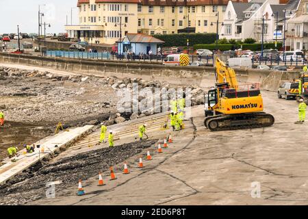 PORTHCAWL, PAYS DE GALLES - JUIN 2018: Les agents de construction travaillant sur le réaménagement du front de mer au centre de la promenade de la ville Banque D'Images