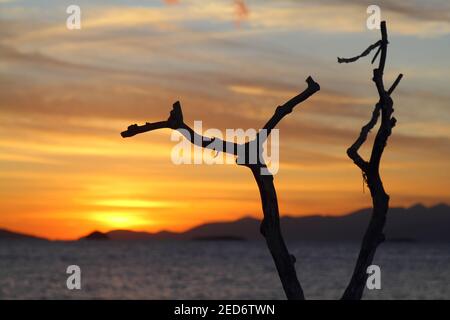 coucher de soleil sur la plage. Ville balnéaire de Turgutreis et couchers de soleil spectaculaires Banque D'Images