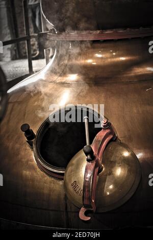 equipement de distillerie de whisky en cuivre. cube de distillateur traditionnel en cuivre.mash tun dans la bouilloire . Banque D'Images