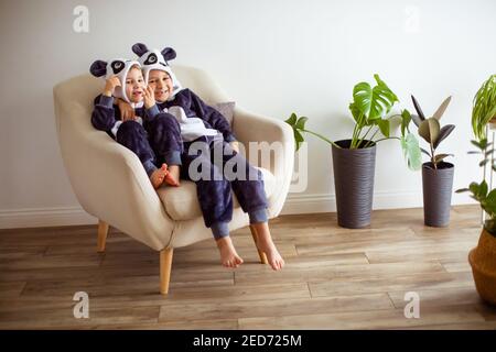 les garçons en pyjama élégant ont une matinée merveilleuse Banque D'Images