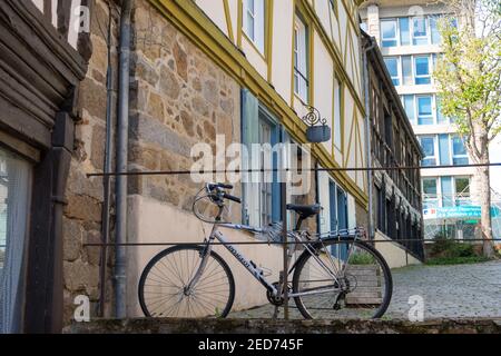 Saint-Brieuc, France - 24 août 2019 : paysage urbain avec maisons traditionnelles à colombages et vélo à Saint-Brieuc, Bretagne, France Banque D'Images