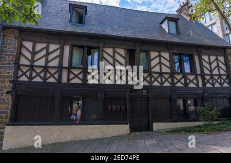 Saint-Brieuc, France - 24 août 2019 : façade de la maison de fachwerk sur la rue de Saint-Brieuc, Bretagne, France Banque D'Images