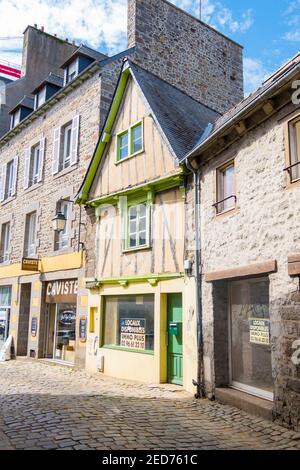 Saint-Brieuc, France - 24 août 2019 : paysage urbain avec maisons traditionnelles à colombages le long de la rue de Saint-Brieuc, Bretagne, France Banque D'Images