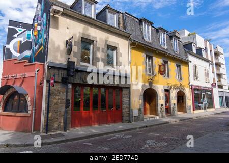 Saint-Brieuc, France - 24 août 2019 : immeubles d'appartements avec boutiques et cafés dans la rue Saint-Brieuc, Bretagne, France Banque D'Images