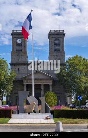 Saint-Brieuc, France - 24 août 2019 : place Saint-Michel avec l'église Saint-Michel et le mémorial de la résistance et de la Déportation dans les Côtes Banque D'Images