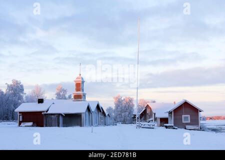 KUKKOLA, SUÈDE, LE 14 DÉCEMBRE 2010. Vue sur le musée en plein air au bord de la rivière. Vieux bâtiments en bois. Utilisation éditoriale. Banque D'Images