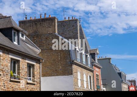 Saint-Brieuc, France - 24 août 2019 : immeubles d'appartements avec boutiques et cafés dans la rue Saint-Brieuc, Bretagne Banque D'Images