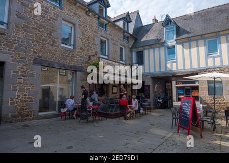 Saint-Brieuc, France - 27 août 2019 : les résidents de la ville et les touristes se détendent dans un café et sur des terrasses sur la place du Chai de Saint-Brieuc, Brit Banque D'Images