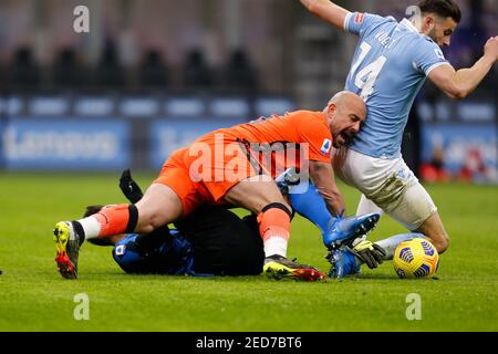 Milan, Italie. 14 février 2021. 2/14/2021 - Wesley Hoedt (S.S. Lazio) fautes Lautaro Martinez (FC Internazionale) dans la zone de pénalité pendant FC Internazionale vs SS Lazio, football italien série A match à Milan, Italie, février 14 2021 (photo par IPA/Sipa USA) crédit: SIPA USA/Alay Live News Banque D'Images