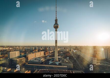 Vue aérienne de Berlin avec la célèbre tour de télévision Alexanderplatz à Mitte avec ciel rose au coucher du soleil. Photo prise en Allemagne. Banque D'Images