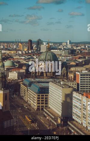 BERLIN, ALLEMAGNE - 10 février 2021 : vue aérienne vers la cathédrale de Berlin et Lustgarten depuis la tour de télévision. Banque D'Images