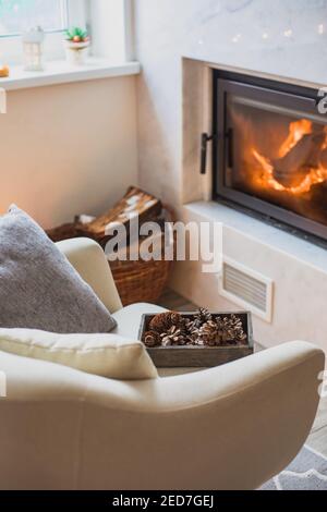 Intérieur d'une chambre confortable en hiver Banque D'Images