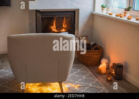 Intérieur d'une chambre confortable en hiver Banque D'Images