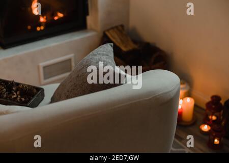 Intérieur d'une chambre confortable en hiver Banque D'Images