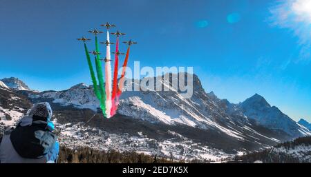 Cortina d'Ampezzo, Italie. 14 février 2021. L'équipe acrobatique de l'Air italienne ''Frecce Tricolori'' survole la ville de Cortina d'Ampezzo avant le début de la compétition de descente des hommes lors des Championnats du monde DE SKI alpin FIS 2021. Crédit : Franco Debernardi/LPS/ZUMA Wire/Alay Live News Banque D'Images