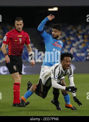 Naples, Italie. 13 février 2021. 2/13/2021 - Lorenzo Insigne, l'attaquant italien de Naples, lutte pour le ballon avec Juan Cuadrado, le défenseur colombien de Juventus, à côté de l'arbitre Daniele Doveri pendant le match de football de la Serie A SSC Napoli vs FC Juventus. Napoli a gagné 1-0. (Photo par IPA/Sipa USA) crédit: SIPA USA/Alay Live News Banque D'Images