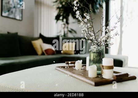 Intérieur de la maison. Bougies relaxantes. La couleur de l'arbre des pommes a volé. Arrière-plan flou. Photo de haute qualité Banque D'Images