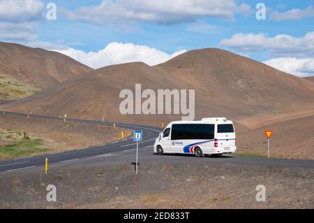 Namaskard Islande - août 14. 2017: Bus touristique dans le col de montagne de Namaskard dans le nord de l'Islande Banque D'Images