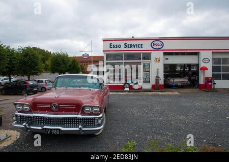 Soro Danemark - septembre 16. 2017: ancienne voiture d'époque devant une station-service d'époque et un atelier Banque D'Images