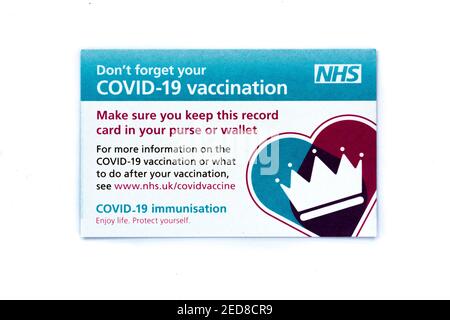 Carte de vaccination NHS COVID-19 remise aux patients après avoir été vaccinés. Banque D'Images