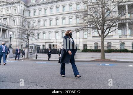 Le vice-président Kamala Harris traverse West Executive Avenue et quitte l'immeuble Eisenhower Executive Office en route vers l'aile ouest de la Maison Blanche le 5 février 2021 à Washington, D.C. Banque D'Images