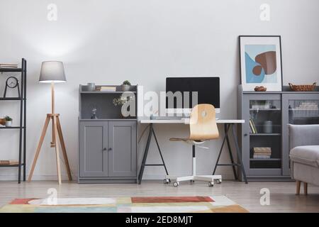 Image d'arrière-plan d'un intérieur minimal avec mise au point sur un lieu de travail moderne dans des tons gris et blancs, espace de copie Banque D'Images
