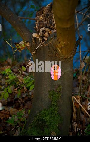 Petite porte comique dans l'arbre Banque D'Images