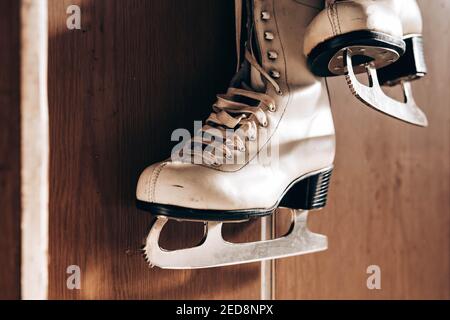 Vieux patins rétro accrochés au mur Banque D'Images