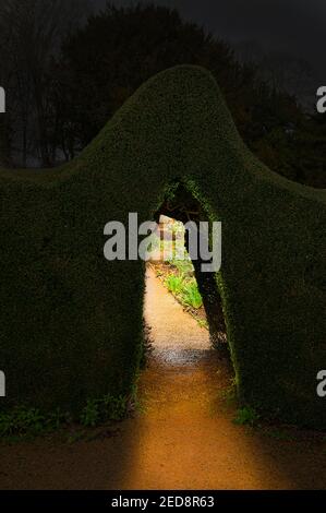 Nuit dans la journée par l'entrée en haie au jardin mystérieux Banque D'Images