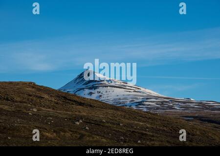 Montagne Sulur près de la ville d'Akureyri en Islande Banque D'Images