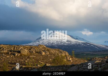 Montagne Sulur près de la ville d'Akureyri en Islande Banque D'Images