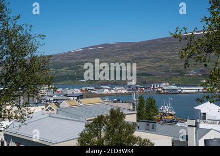 Vue sur la ville d'Akureyri dans le nord de l'Islande Banque D'Images