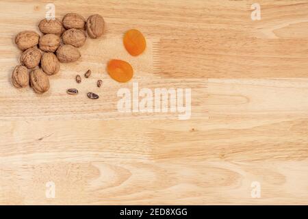 Vue de dessus des noix, abricots séchés et pignons avec copyspace sur une table en bois, composition Banque D'Images