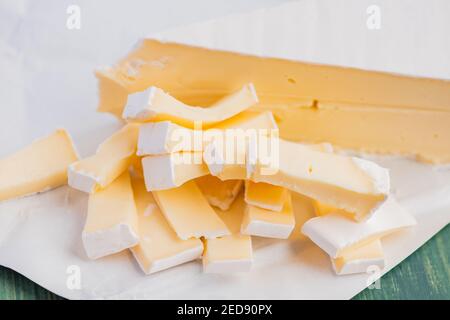 Camembert au fromage. De délicieux morceaux de fromages blancs aux textures douces. Fromage doux avec moule Banque D'Images