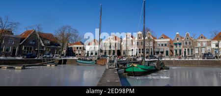 Vue panoramique sur Blokzijl avec maisons historiques et port gelé, Hollande Banque D'Images