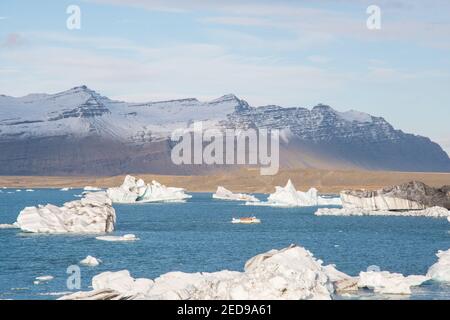 Icebergs sur la lagune du glacier de Jokulsarlon dans le sud de l'Islande Banque D'Images