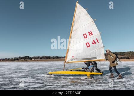 Pousser un yacht à glace pour obtenir la pleine vitesse sur le Frozen Arreso, Danemark, 14 février 2021 Banque D'Images