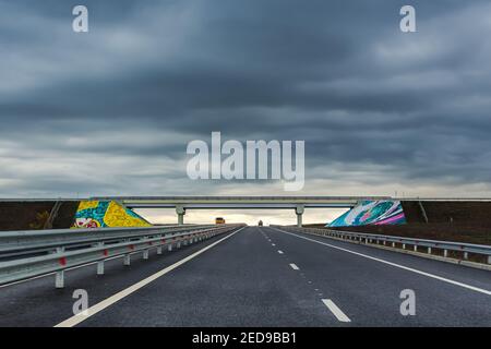 La construction de l'autoroute Tavrida en Crimée le 03 novembre 2020. Circulation sur une grande autoroute. Ciel nuageux d'automne sur la route. Coloré peint croisant OV Banque D'Images