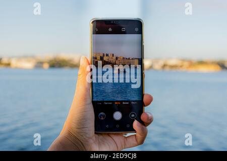 Prise de vue d'un paysage urbain sur votre téléphone. Vue sur la baie centrale et un bateau touristique. Sevastopol Crimée remblai 26 septembre 2019.Phone Banque D'Images
