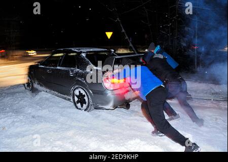 auto, voiture, nuit, hiver, mauvais temps, transport, nuit d'hiver, voyage, neige, froid, glissant, conduite d'une voiture en hiver, composition, Banque D'Images