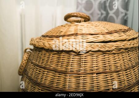 Gros plan du panier en osier pour linge sale. Intérieur moderne. Banque D'Images