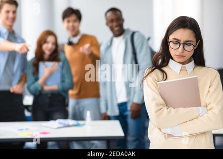 Les gens se moquer et se moquer de la triste femme Banque D'Images